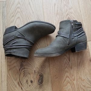 Green/tan ankle boots